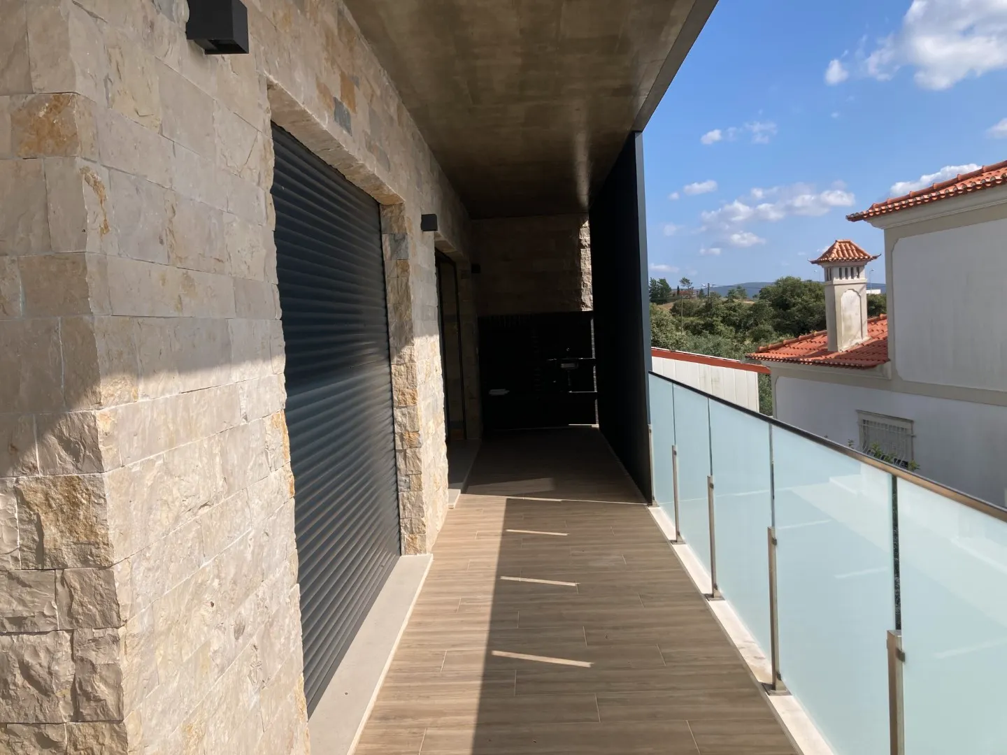 Moradia contemporânea V4 em Fátima — acabamentos