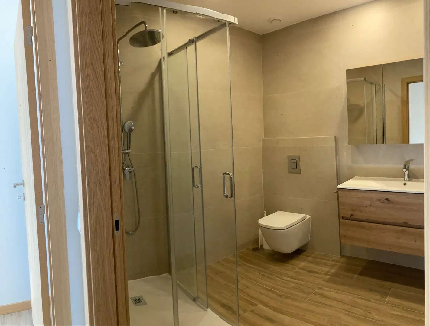 Moradia contemporânea V4 em Fátima — roupeiros embutidos