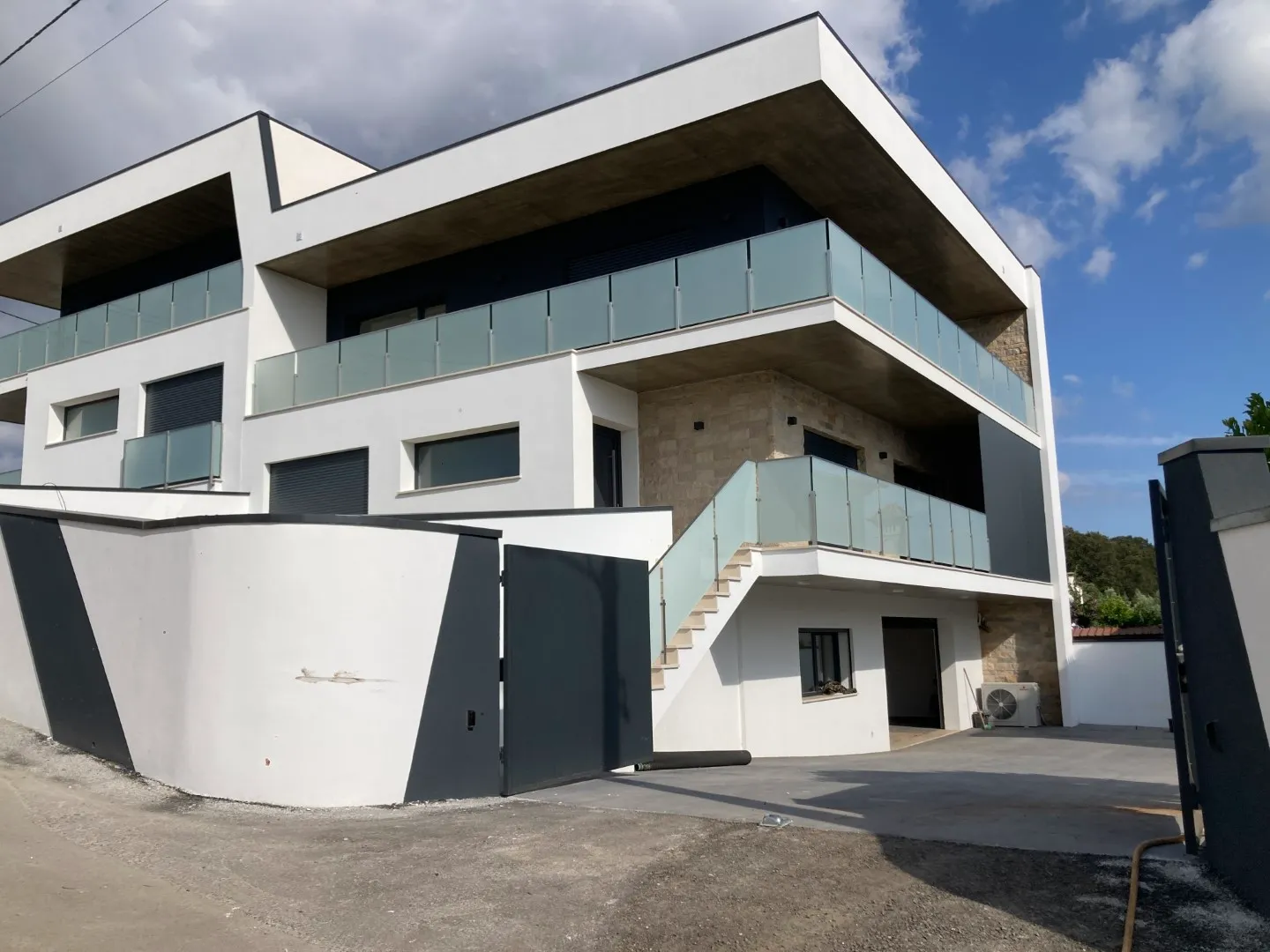 Moradia contemporânea V4 em Fátima — cave/garagem