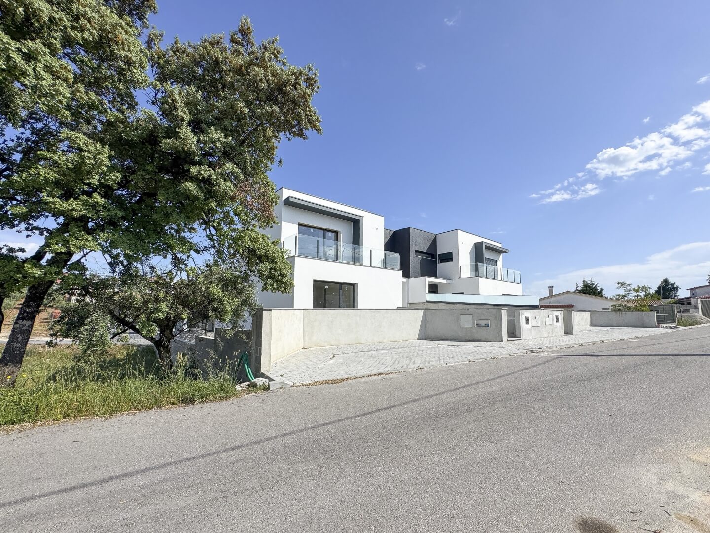 Moradia T4 nova em fase final de acabamentos em Pedrome, Leiria