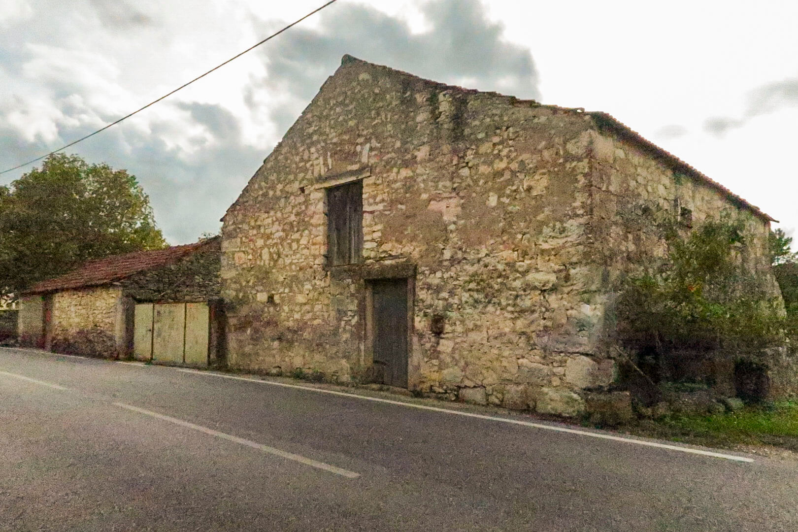 Edificios em Pedra + 2800 m² de Terreno